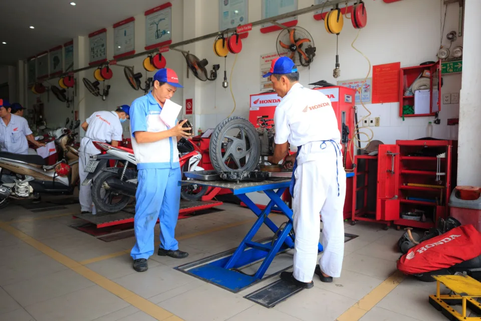 Xe bị rung đầu, máy kêu to — kiểm tra và cân chỉnh lại — trước